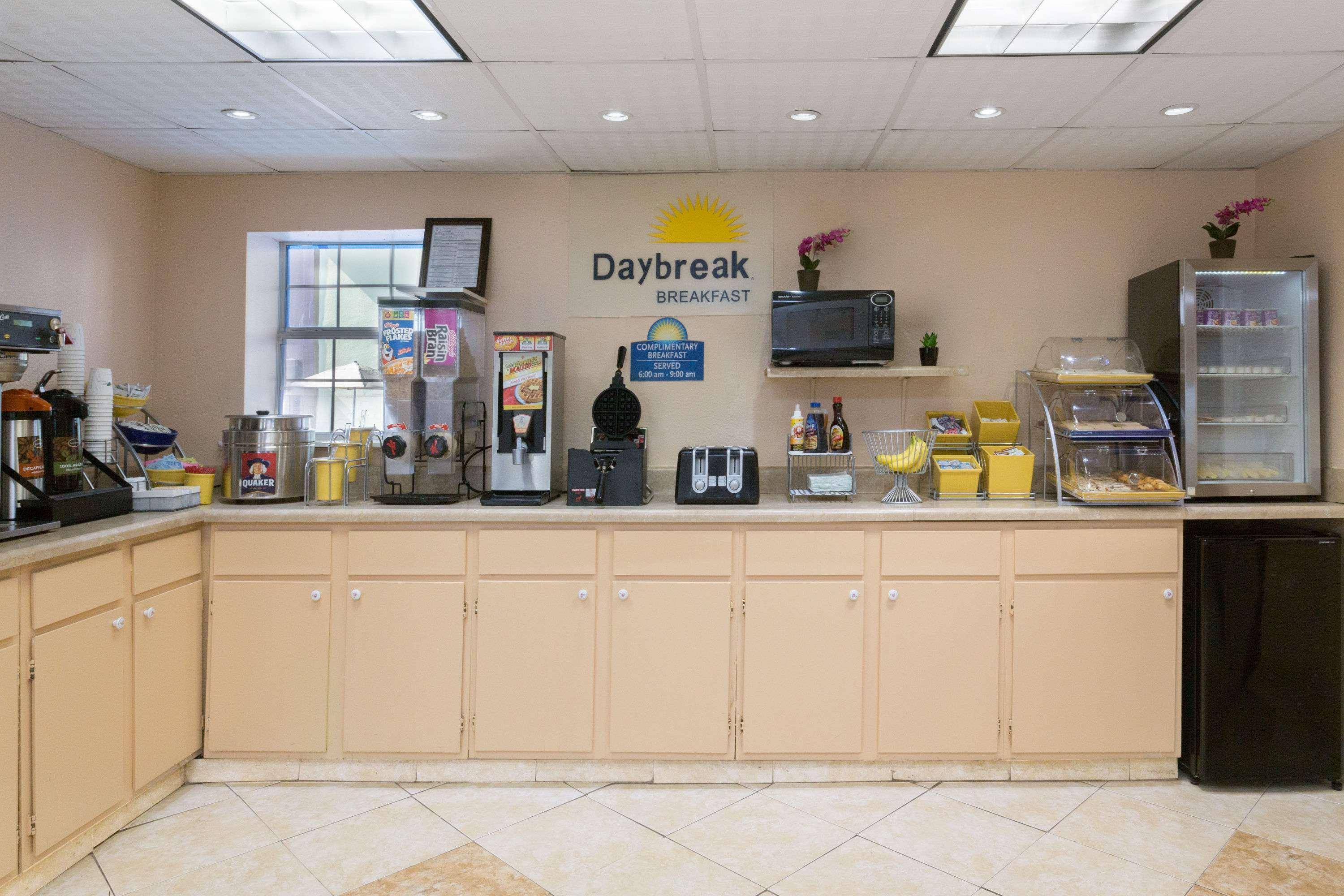Days Inn By Wyndham Waycross Εξωτερικό φωτογραφία