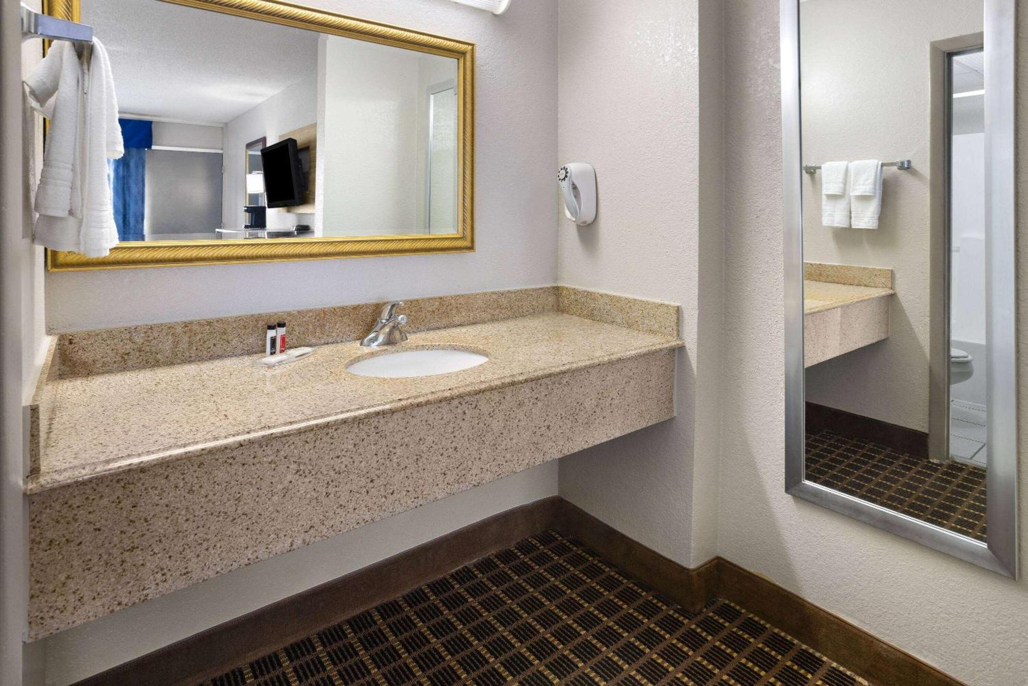 Days Inn By Wyndham Waycross Εξωτερικό φωτογραφία