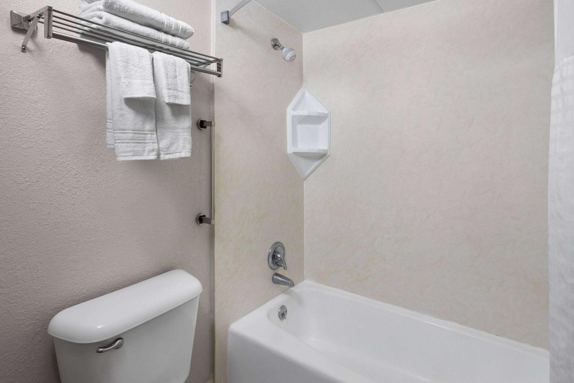 Days Inn By Wyndham Waycross Εξωτερικό φωτογραφία