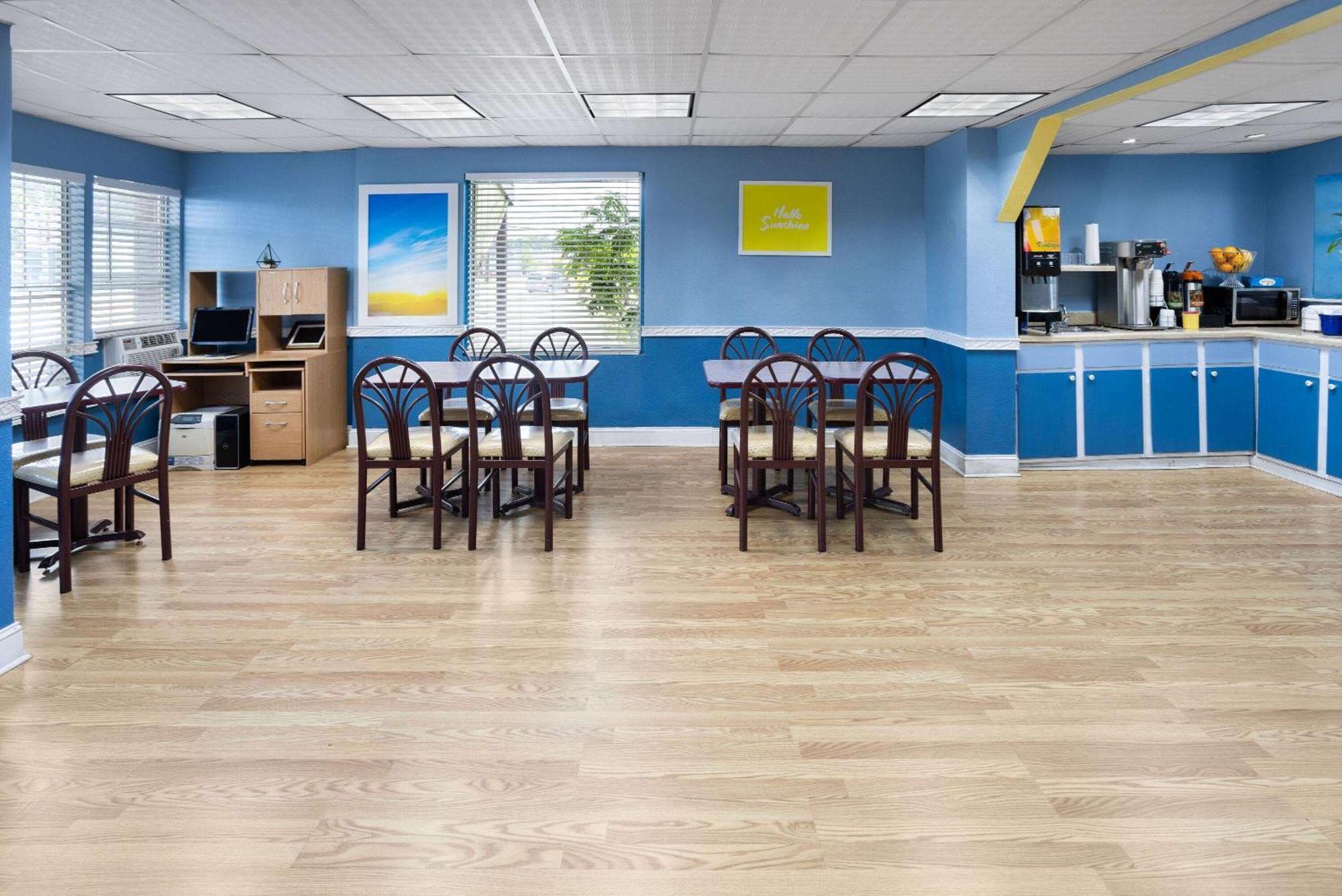 Days Inn By Wyndham Waycross Εξωτερικό φωτογραφία