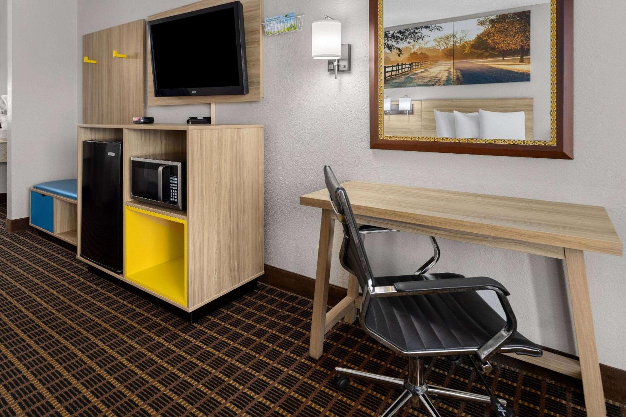 Days Inn By Wyndham Waycross Εξωτερικό φωτογραφία