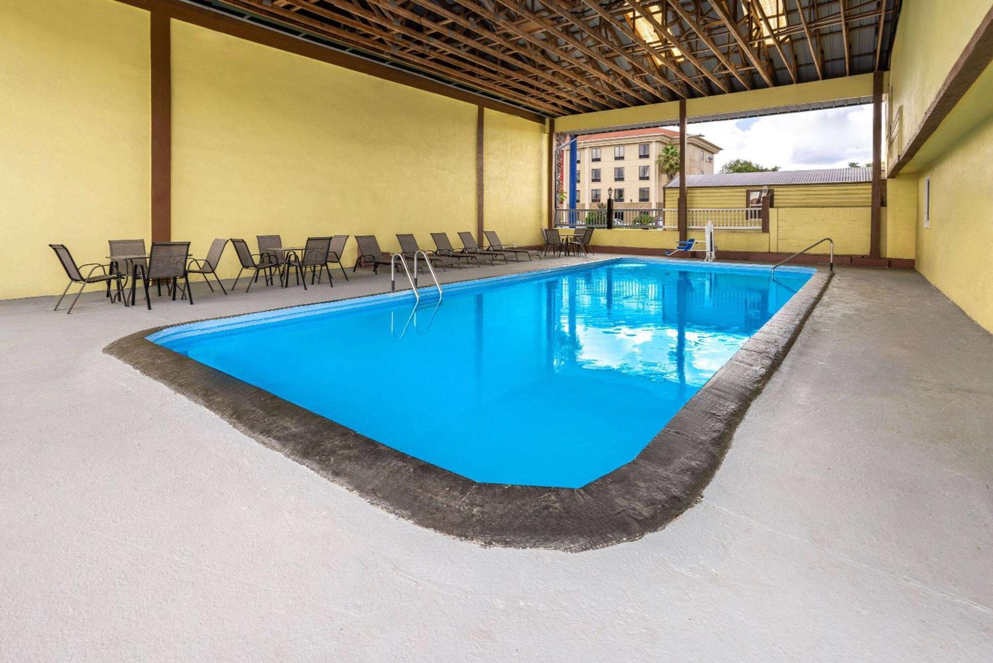 Days Inn By Wyndham Waycross Εξωτερικό φωτογραφία