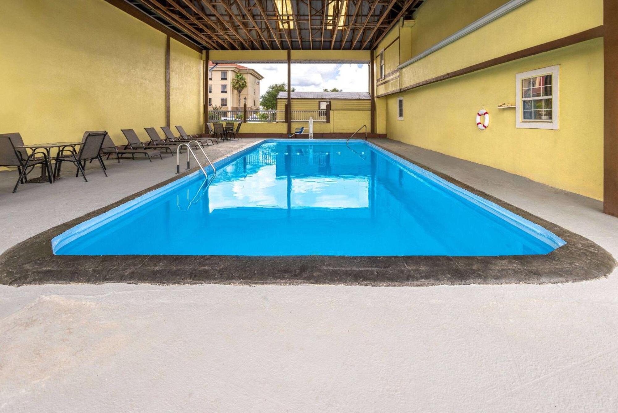 Days Inn By Wyndham Waycross Εξωτερικό φωτογραφία