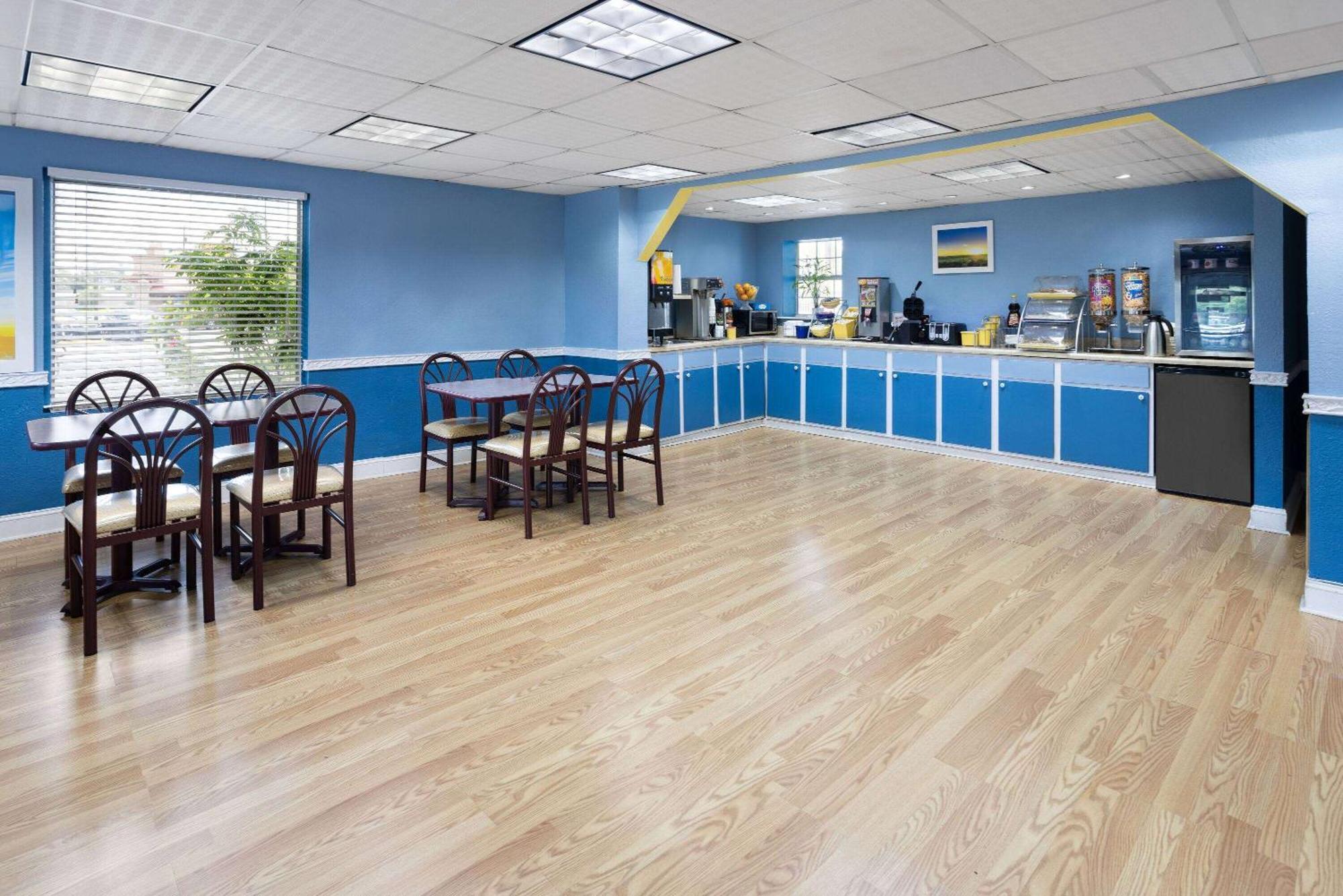 Days Inn By Wyndham Waycross Εξωτερικό φωτογραφία