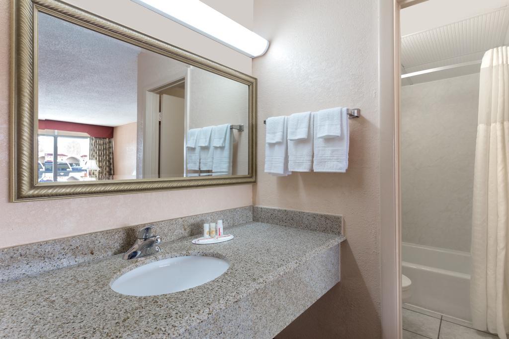 Days Inn By Wyndham Waycross Εξωτερικό φωτογραφία